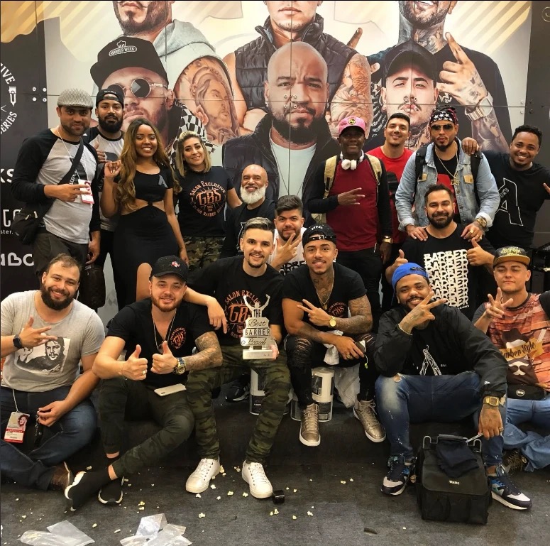 Rodrigo Dullius com o troféu do The Best Barber Brasil 2019, etapa Sul, ao lado dos barbeiros participantes da competição em Novo Hamburgo