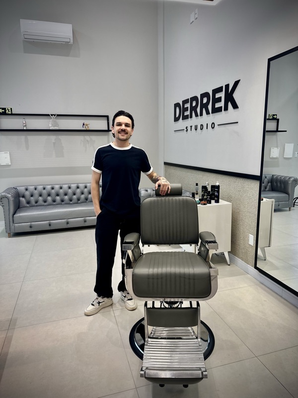 Rodrigo Dullius, barbeiro e fundador da DERREK Studio