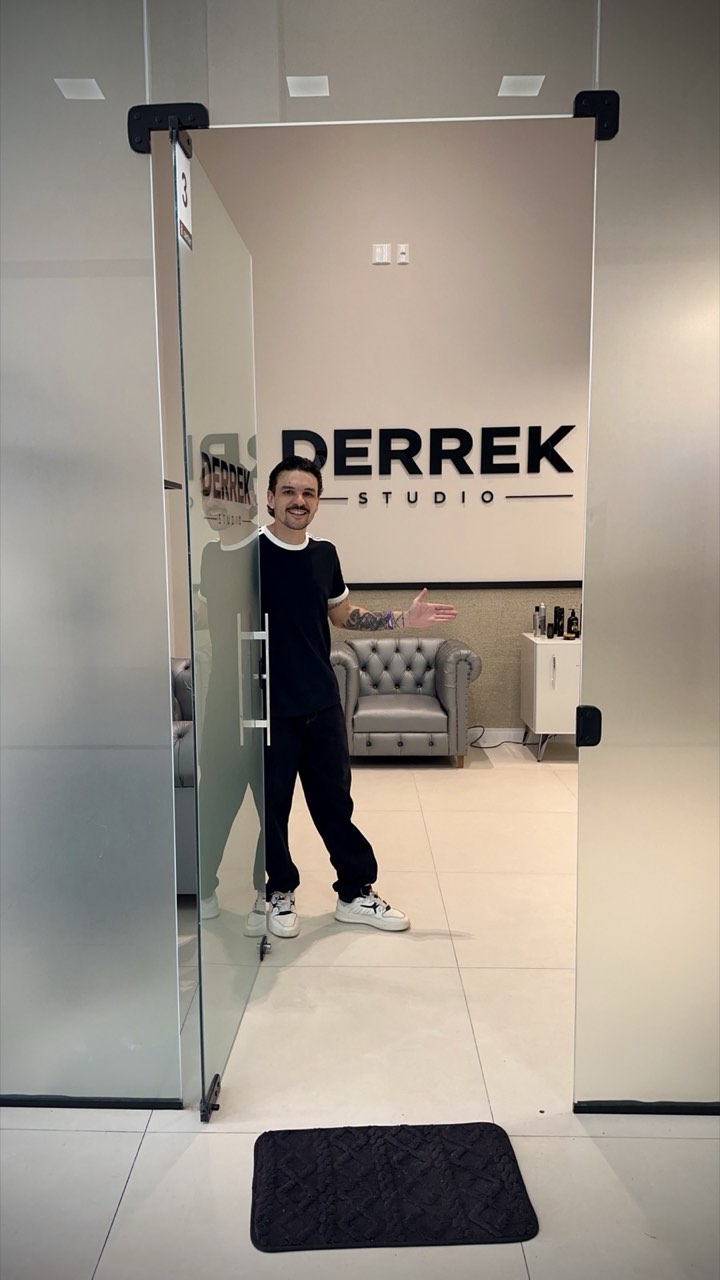 Rodrigo Dullius recebendo na porta da DERREK Studio