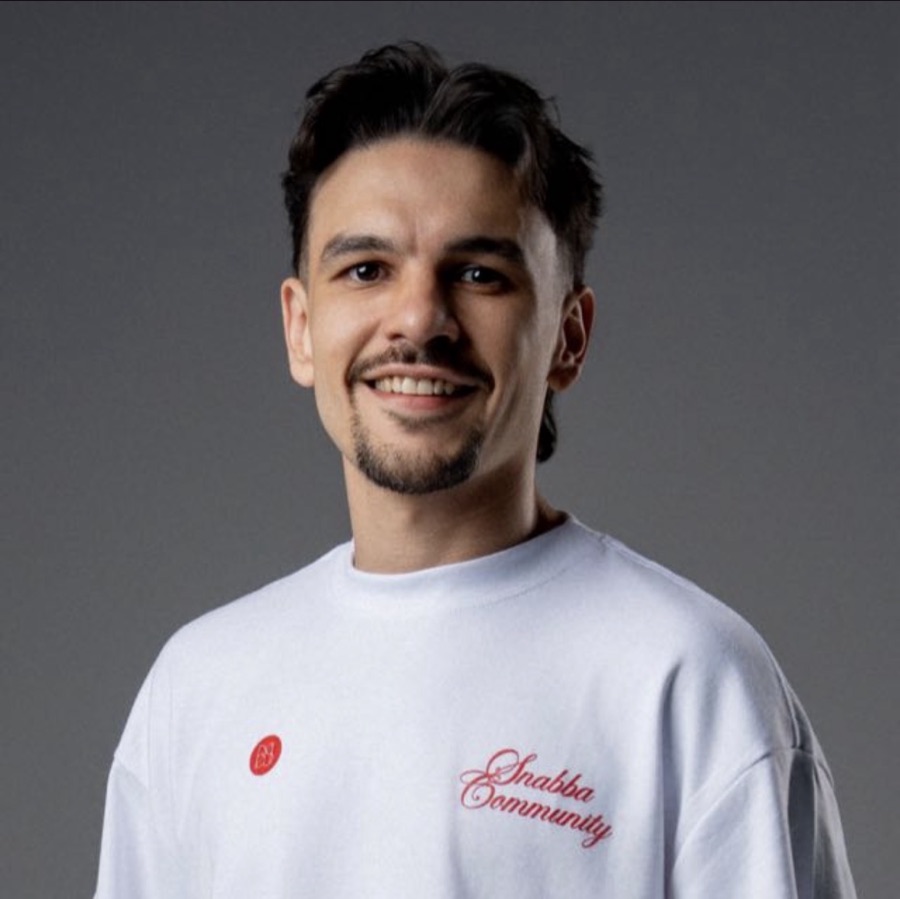 Retrato de Rodrigo Dullius, barbeiro e fundador da DERREK Studio, em Dois Irmãos – RS