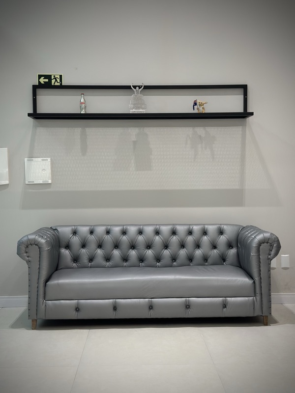 Sofá Chesterfield na área de espera